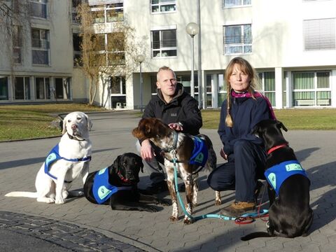 Über die neuen Westen für die Therapiebegleithunde freuen sich: Sozialpädagoge Matthias Haas mit seinen Hunden Mitch und Pepe, Ergotherapeutin Andrea Ebert mit ihrer Hündin Bella und Hund Lennon (ohne sein Frauchen Dr. Ines Kuhlicke). Nicht auf dem Foto zu sehen ist Besuchshund Luci mit ihrer Halterin Siobhan O`Connor. Bild: Wörsdorfer